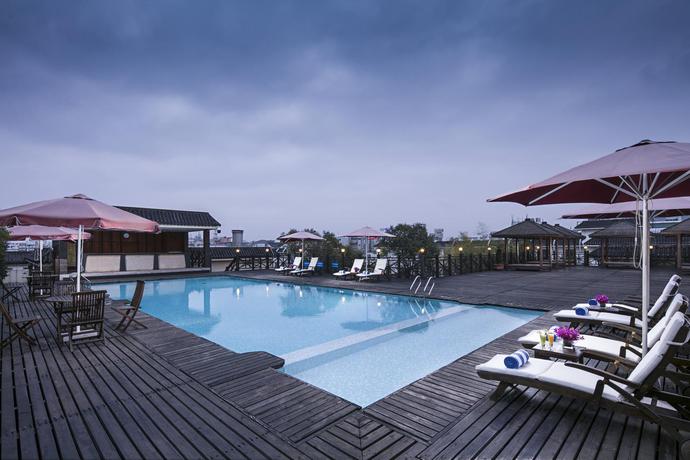 Imagen de la piscina del Hotel Wyndham Garden Suzhou. Foto 11