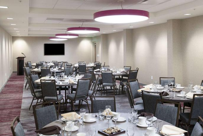 Imagen del bar/restaurante del Hotel Wyndham Garden at Niagara Falls. Foto 9