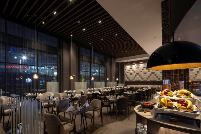 Imagen del bar/restaurante del Hotel Wyndham Grand Costa Del Sol Lima Airport. Foto 2