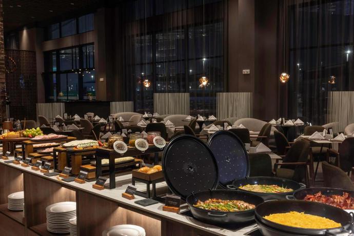 Imagen del bar/restaurante del Hotel Wyndham Grand Costa Del Sol Lima Airport. Foto 4