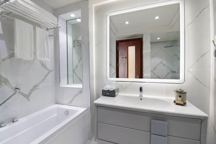 Imagen de la habitación del Hotel Wyndham Grand Doha West Bay Beach. Foto 12