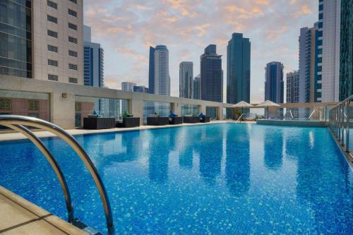 Imagen de la piscina del Hotel Wyndham Grand Doha West Bay Beach. Foto 24