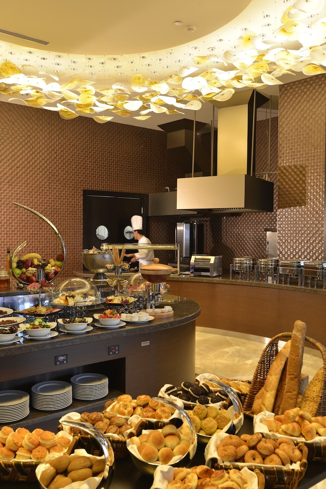 Imagen del bar/restaurante del Hotel Wyndham Grand Istanbul Europe. Foto 2