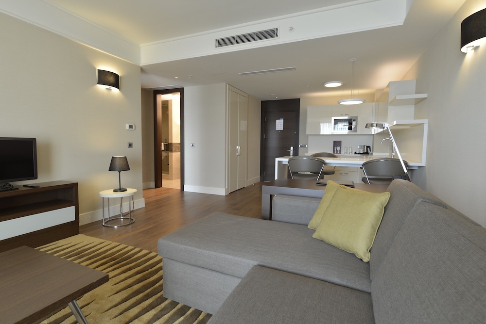 Imagen de la habitación del Hotel Wyndham Grand Istanbul Europe. Foto 13
