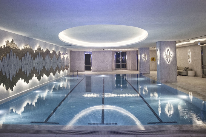 Imagen de la piscina del Hotel Wyndham Grand Istanbul Kalamis Marina. Foto 14
