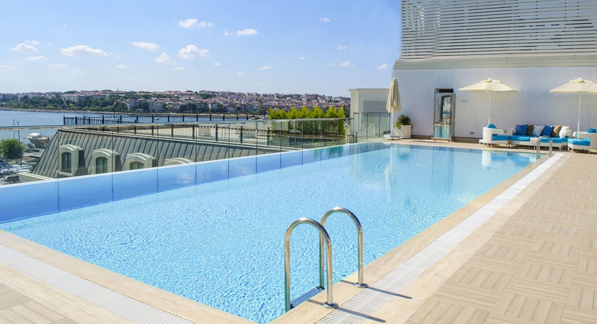 Imagen de la piscina del Hotel Wyndham Grand Istanbul Kalamis Marina. Foto 15