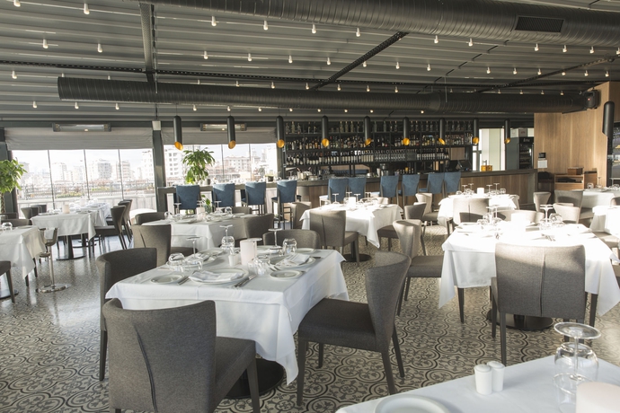 Imagen del bar/restaurante del Hotel Wyndham Grand Istanbul Kalamis Marina. Foto 2