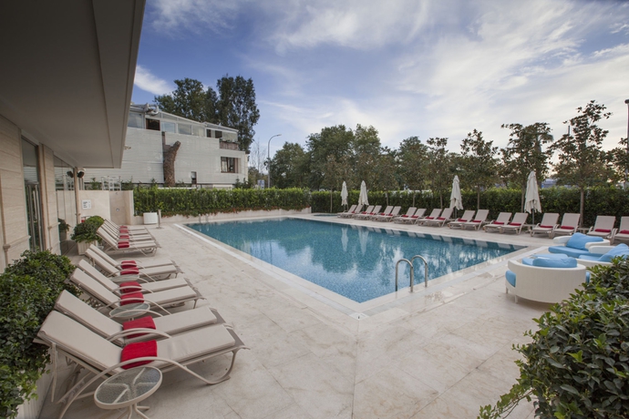 Imagen de la piscina del Hotel Wyndham Grand Istanbul Kalamis Marina. Foto 16