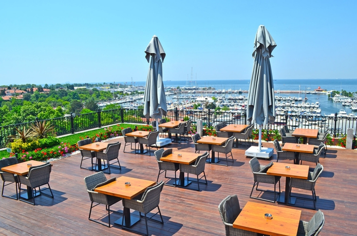 Imagen del bar/restaurante del Hotel Wyndham Grand Istanbul Kalamis Marina. Foto 3