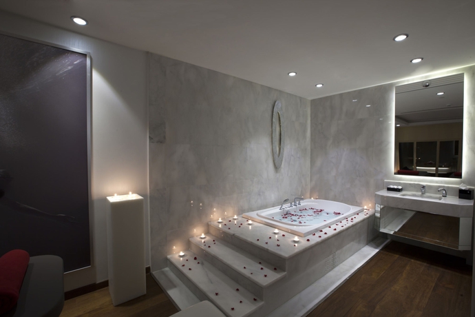 Imagen de los interiores del Hotel Wyndham Grand Istanbul Kalamis Marina. Foto 11