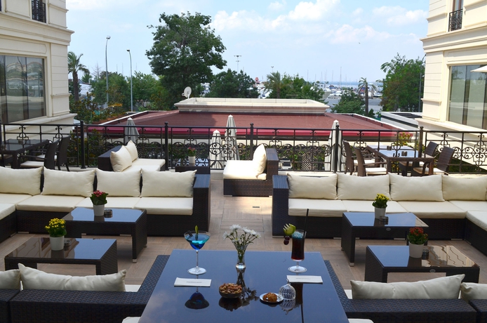 Imagen del bar/restaurante del Hotel Wyndham Grand Istanbul Kalamis Marina. Foto 4