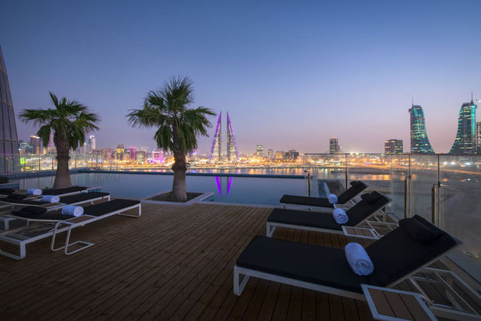 Imagen de la piscina del Hotel Wyndham Grand Manama. Foto 13