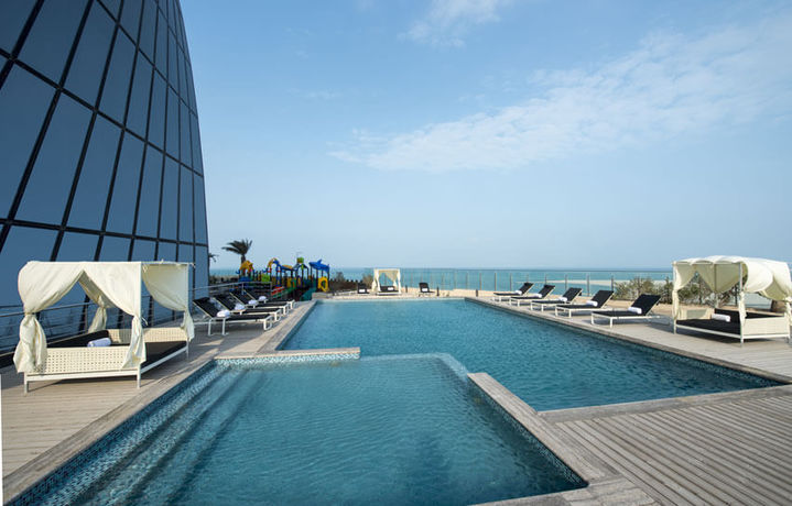 Imagen de la piscina del Hotel Wyndham Grand Manama. Foto 14