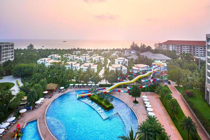 Imagen de la piscina del Hotel Wyndham Grand Phu Quoc. Foto 35