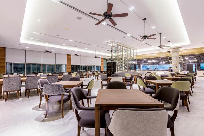 Imagen del bar/restaurante del Hotel Wyndham Grand Phuket Kalim Bay. Foto 2