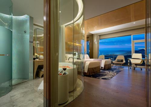 Imagen de la habitación del Hotel Wyndham Grand Qingdao. Foto 11