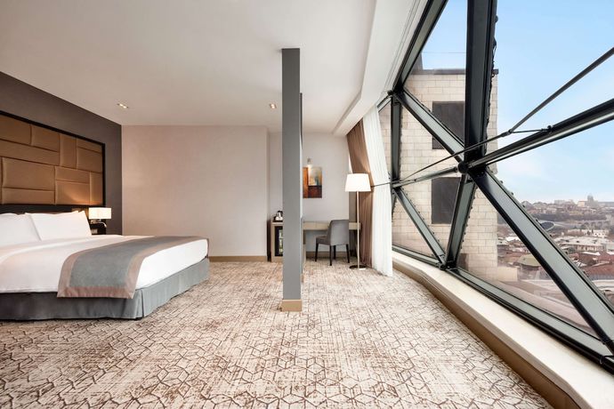 Imagen de la habitación del Hotel Wyndham Grand Tbilisi. Foto 5