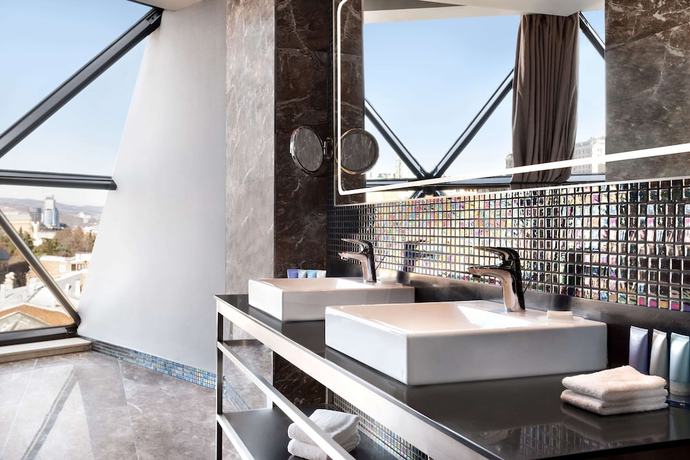 Imagen de la habitación del Hotel Wyndham Grand Tbilisi. Foto 6