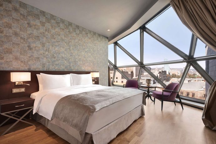 Imagen de la habitación del Hotel Wyndham Grand Tbilisi. Foto 9