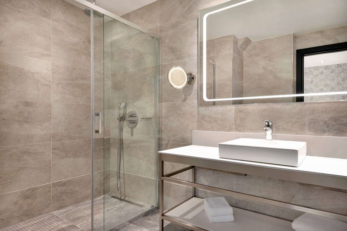 Imagen de la habitación del Hotel Wyndham Grand Tbilisi. Foto 13