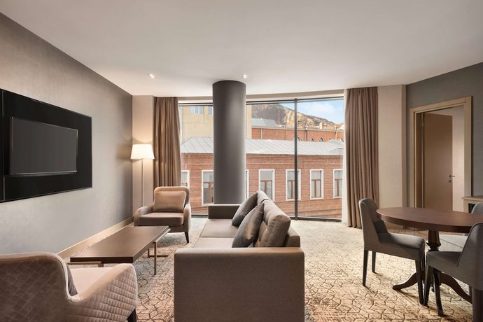 Imagen de la habitación del Hotel Wyndham Grand Tbilisi. Foto 18