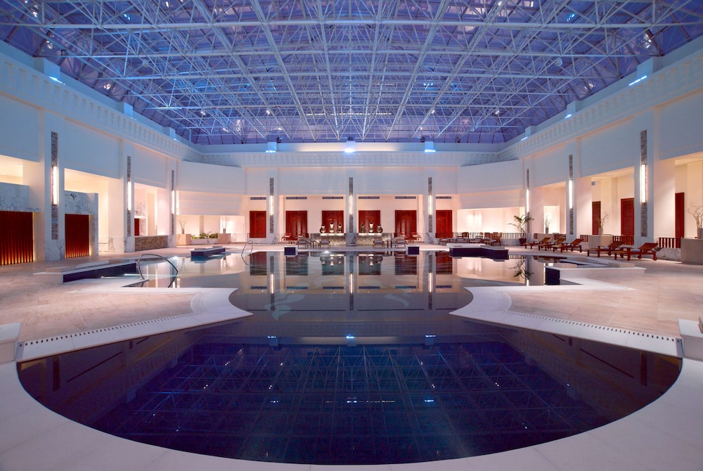 Imagen de la piscina del Hotel Wyndham Grand Tianjin Jingjin City. Foto 14