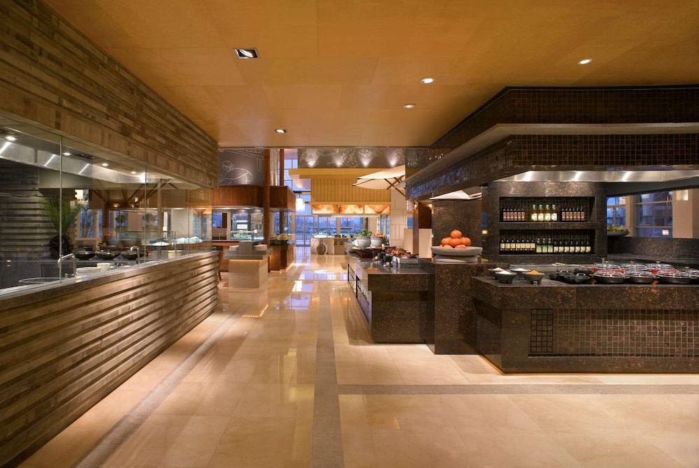 Imagen del bar/restaurante del Hotel Wyndham Grand Tianjin Jingjin City. Foto 6