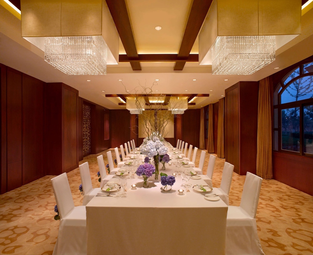 Imagen de los interiores del Hotel Wyndham Grand Tianjin Jingjin City. Foto 13