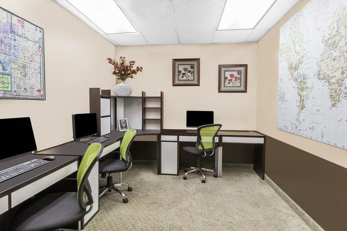 Imagen de los interiores del Hotel Wyndham Indianapolis Airport. Foto 9