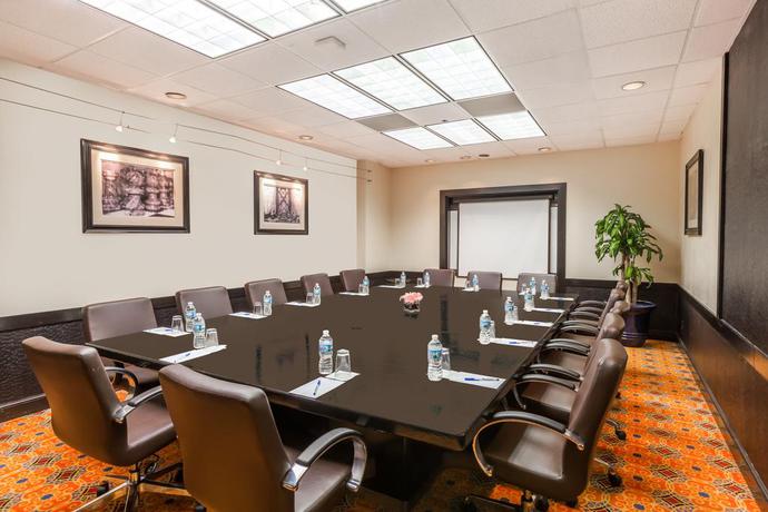 Imagen de los interiores del Hotel Wyndham Indianapolis Airport. Foto 10