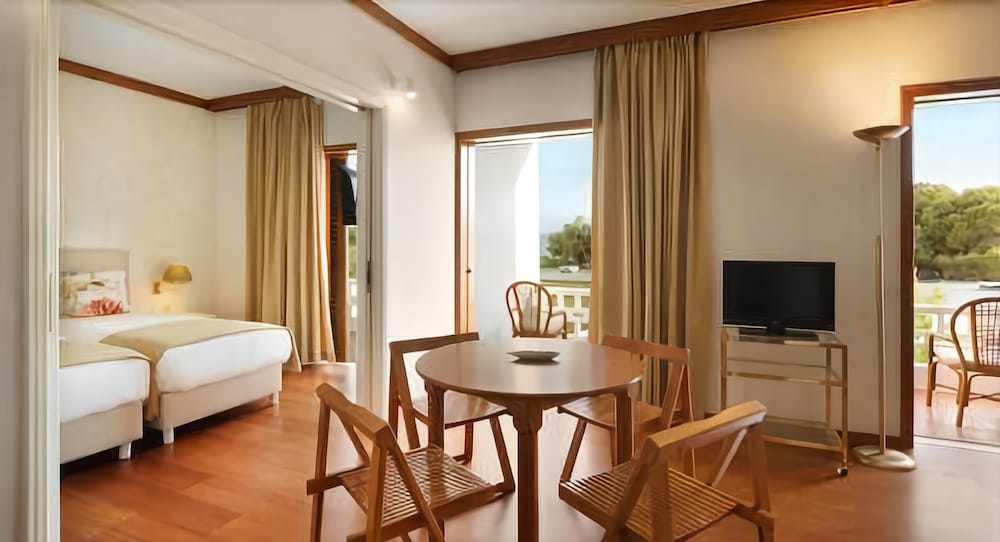 Imagen de la habitación del Hotel Wyndham Loutraki Poseidon Resort. Foto 8