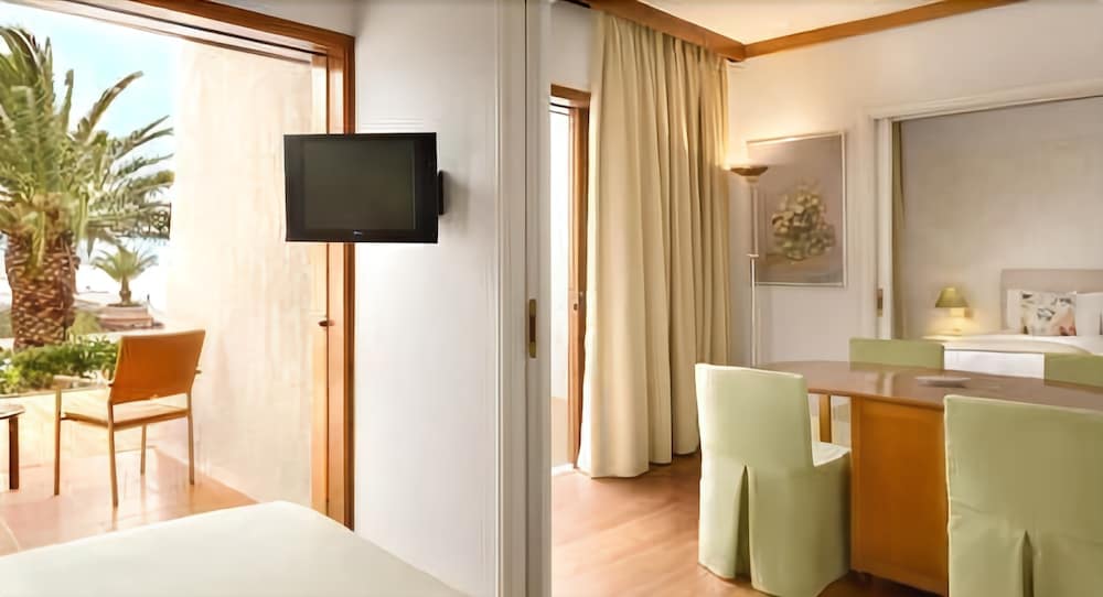 Imagen de la habitación del Hotel Wyndham Loutraki Poseidon Resort. Foto 15