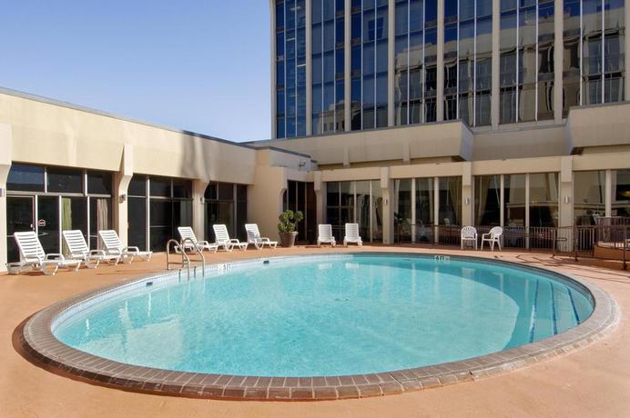 Imagen de la piscina del Hotel Wyndham Midland Downtown. Foto 11
