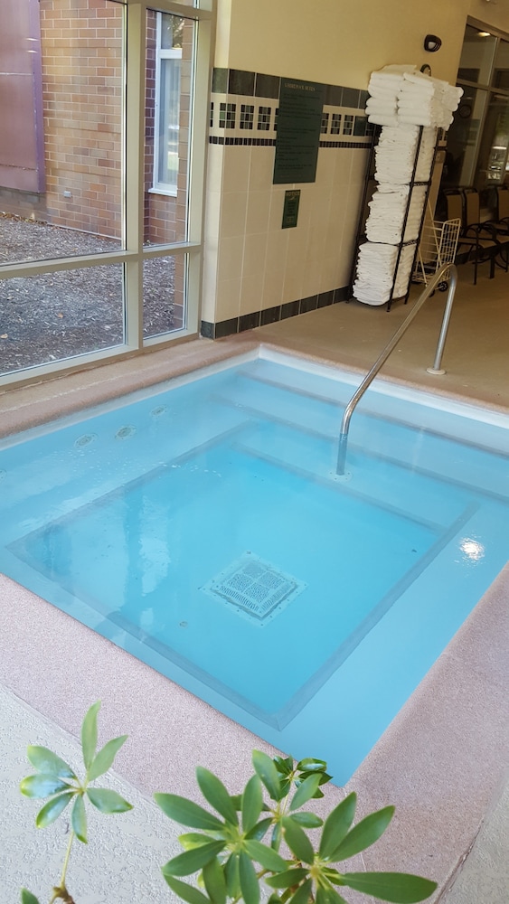 Imagen de la piscina del Hotel Wyndham Moline on John Deere Commons. Foto 19