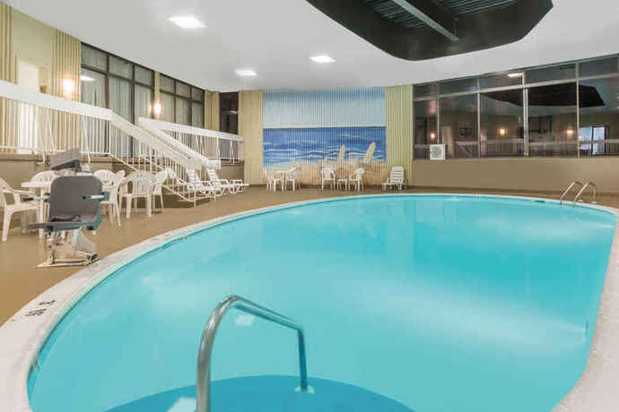 Imagen de la piscina del Hotel Wyndham Philadelphia - Mount Laurel. Foto 11