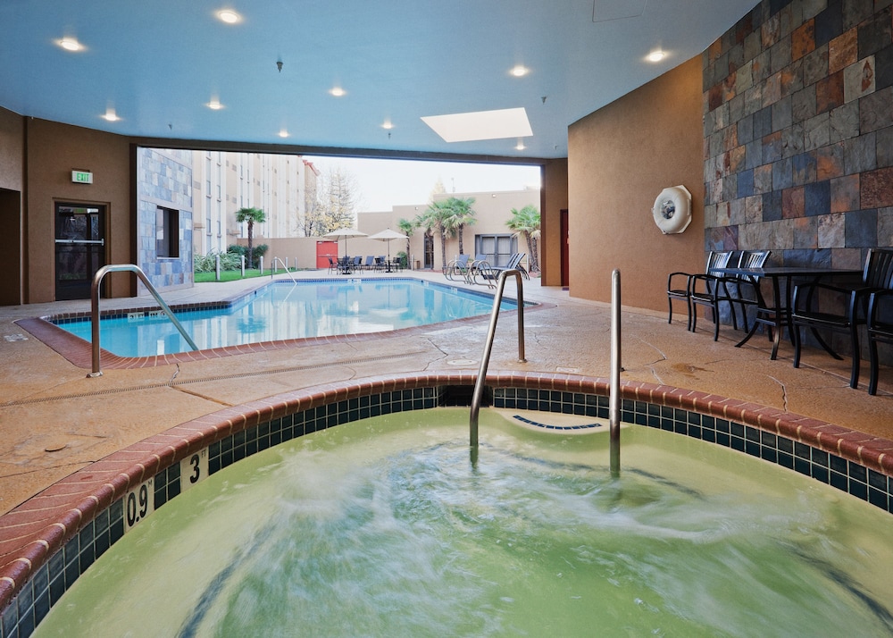 Imagen de la piscina del Hotel Wyndham Sacramento. Foto 20