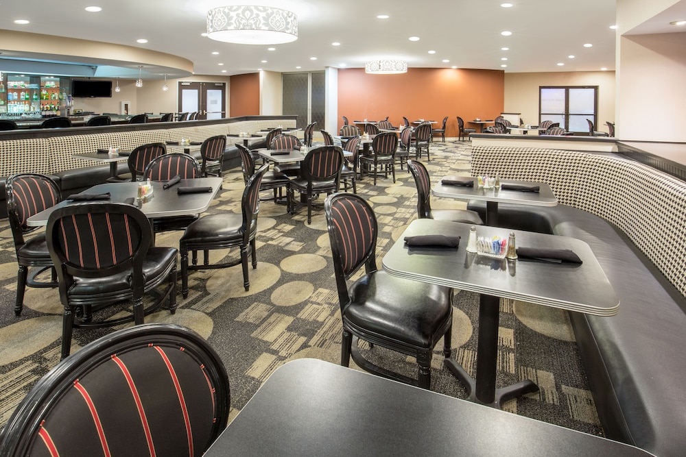 Imagen del bar/restaurante del Hotel Wyndham Sacramento. Foto 3