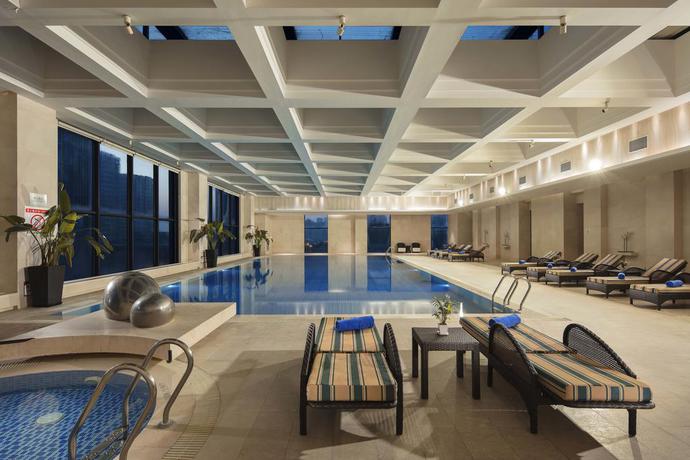 Imagen de la piscina del Hotel Wyndham Shanghai Nanxiang. Foto 11