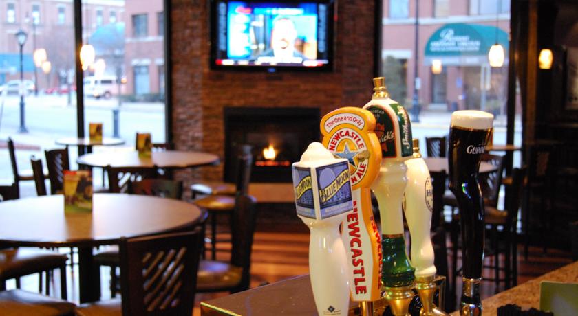 Imagen del bar/restaurante del Hotel Wyndham Springfield City Centre. Foto 6