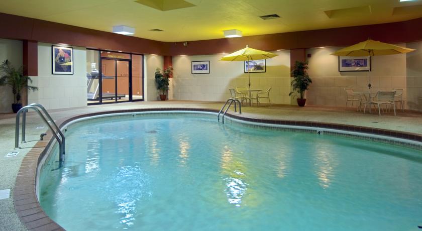 Imagen de la piscina del Hotel Wyndham Springfield City Centre. Foto 17
