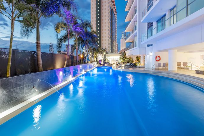 Imagen de la piscina del Hotel Wyndham Surfers Paradise. Foto 11