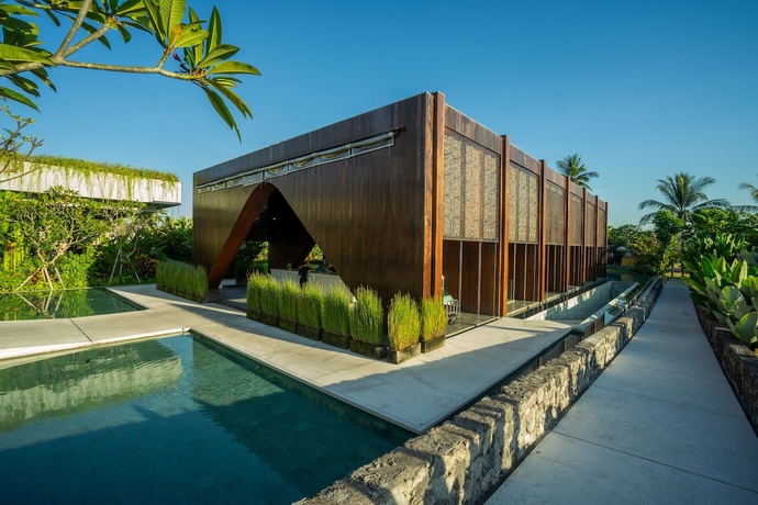 Imagen de la piscina del Hotel Wyndham Tamansari Jivva Resort Bali. Foto 18