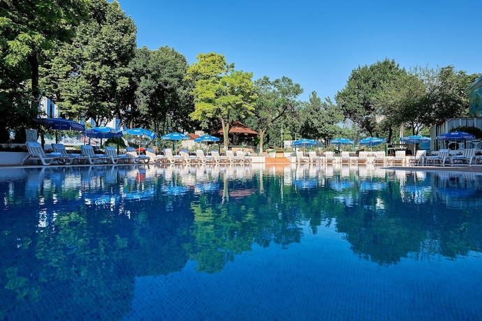 Imagen de la piscina del Hotel Wyndham Tashkent. Foto 19