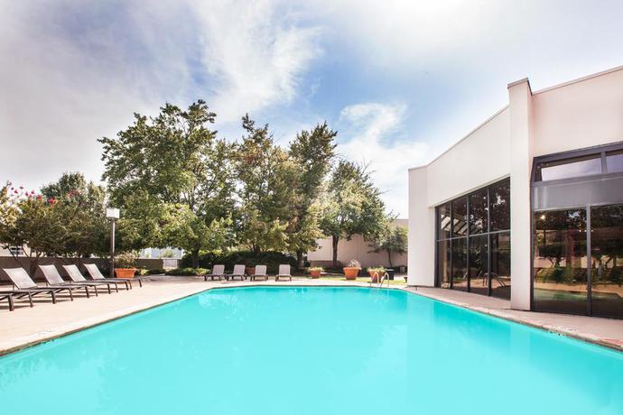 Imagen de la piscina del Hotel Wyndham Tulsa. Foto 14