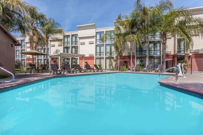 Imagen de la piscina del Hotel Wyndham Visalia. Foto 17