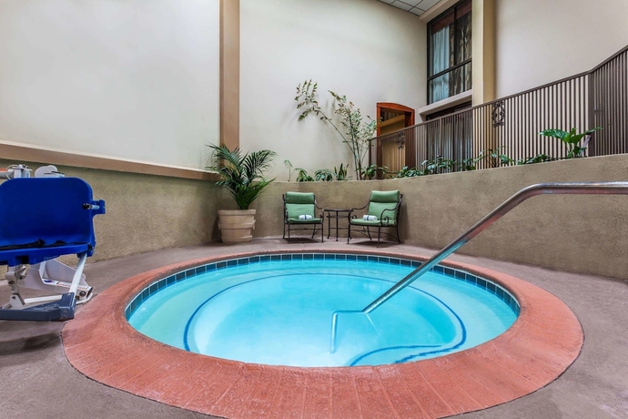 Imagen de la piscina del Hotel Wyndham Visalia. Foto 19