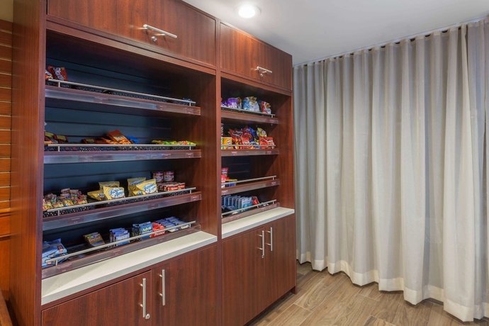 Imagen de los interiores del Hotel Wyndham Visalia. Foto 16