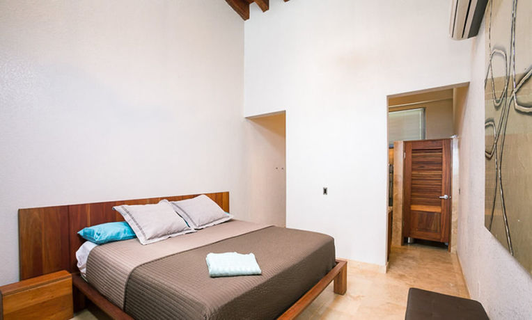 Imagen de la habitación del Hotel Xbalanque. Foto 8