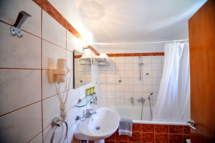 Imagen de la habitación del Hotel Xenia Ouranoupolis. Foto 10