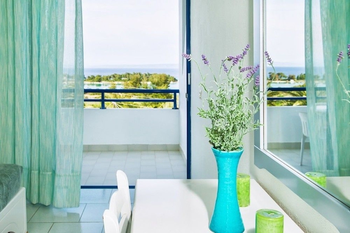 Imagen de la habitación del Hotel Xenios Port Marina. Foto 6